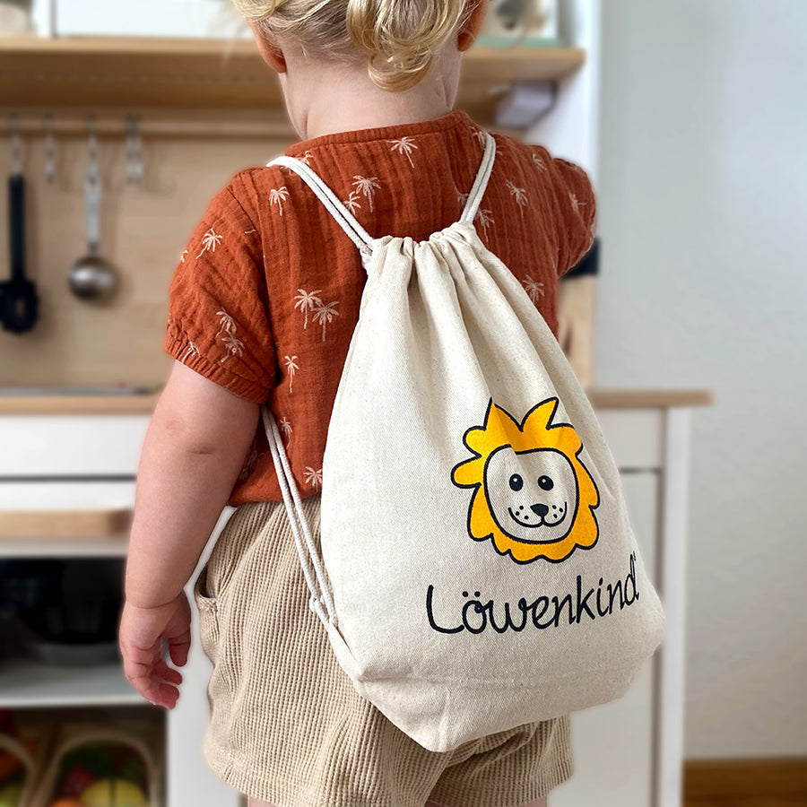 kleiner Rucksack am Kind