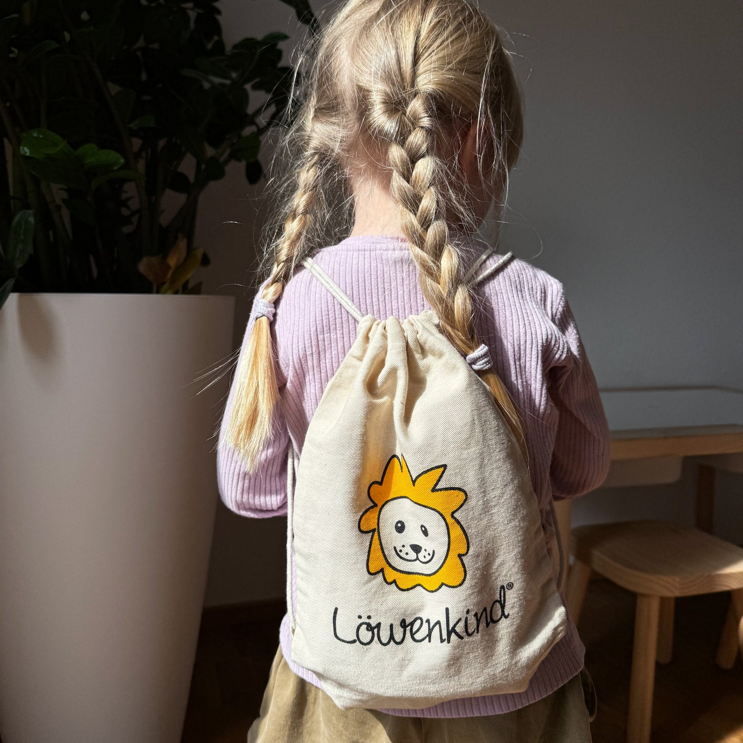 Rucksack am Kind