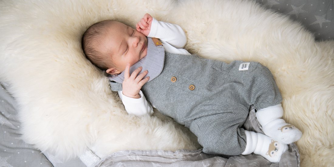 „Schläft er schon durch?“ – Warum Babyschlaf kein Wettbewerb ist und was wirklich hilft