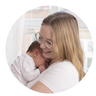 Vanessa von @familien_ecke mit Baby im Arm