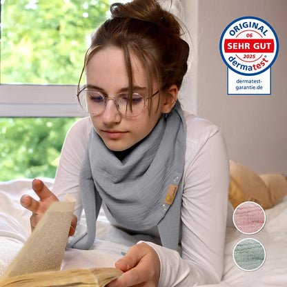 Mädchen mit Halstuch Maxi Grau