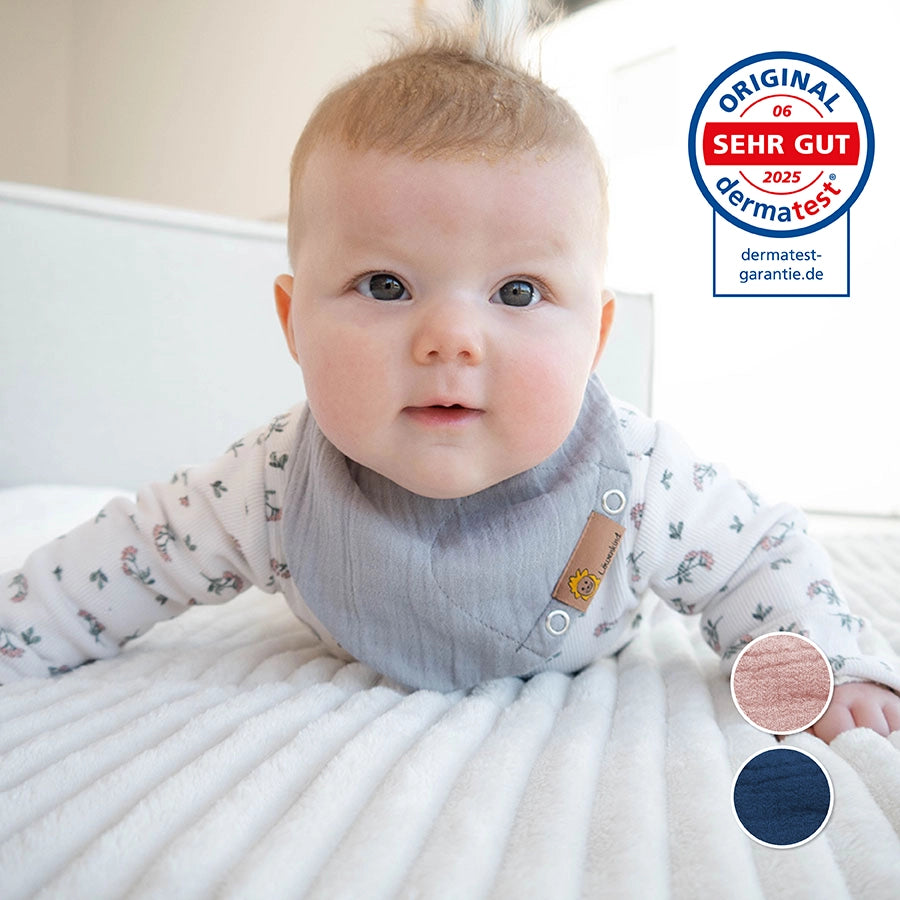 Baby mit Halstuch Grau - dermatest Siegel mit dem Ergebnis SEHR GUT