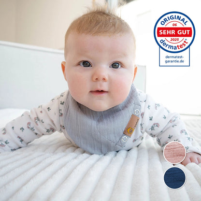 Baby mit Halstuch Grau - dermatest Siegel mit dem Ergebnis SEHR GUT