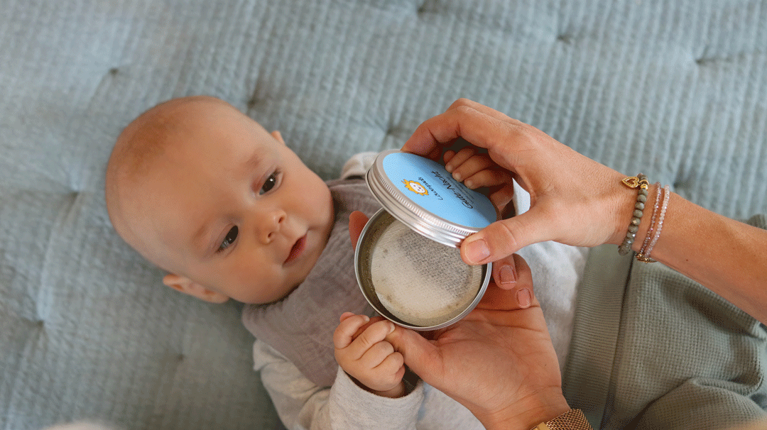 Baby bekommt Gute-Nacht-Pad